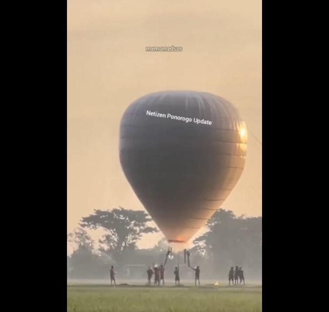 村民點炮仗。(互聯網)