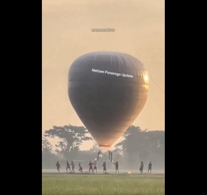 村民點炮仗。(互聯網)