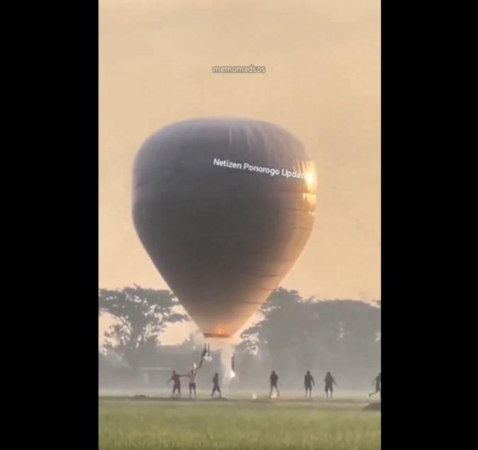 炮仗燃起,有人走避。(互聯網)