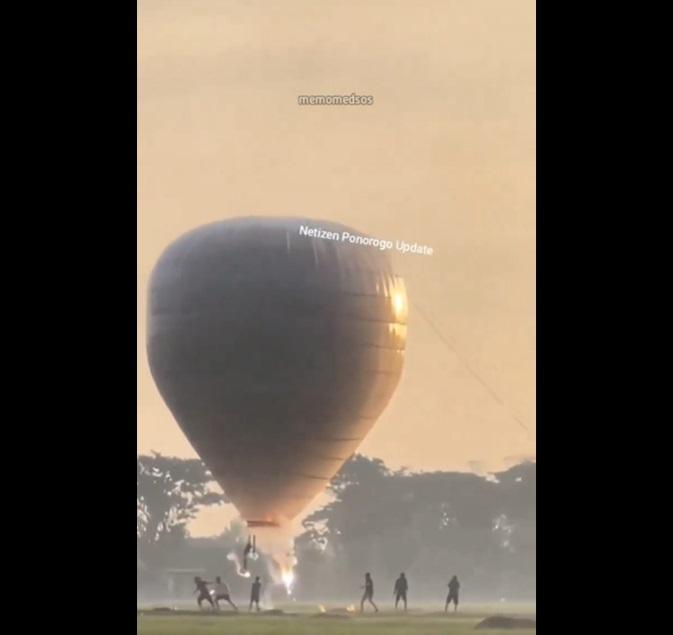 炮仗燃起,有人走避。(互聯網)