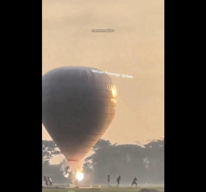 炮仗燃起冒火,村民四散走避。(互聯網)