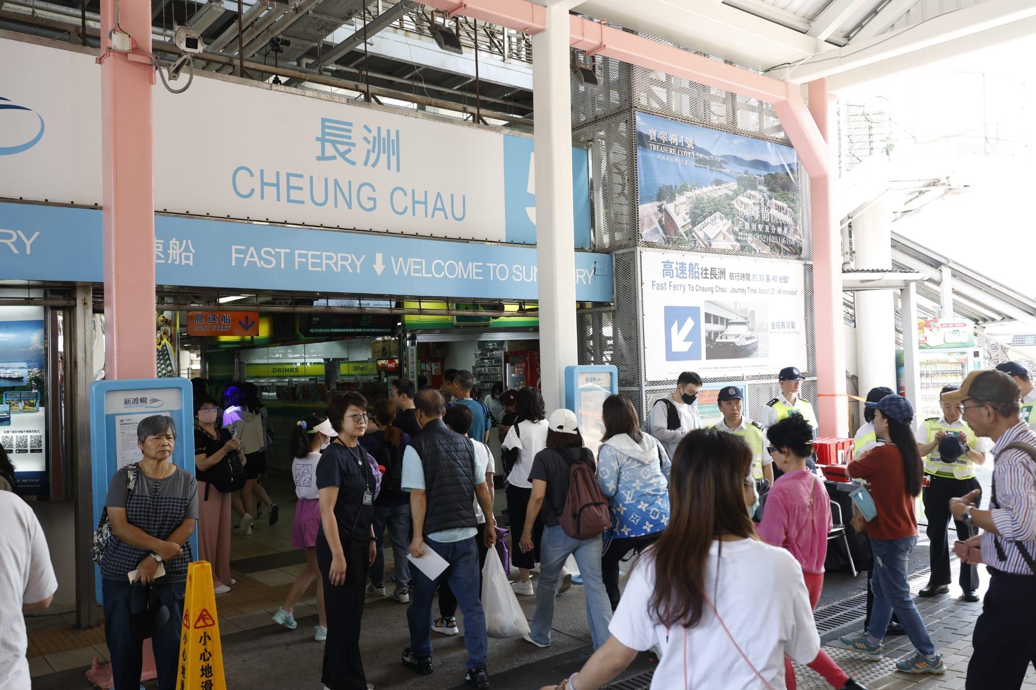 中環碼頭人頭湧湧。(林俊源攝)