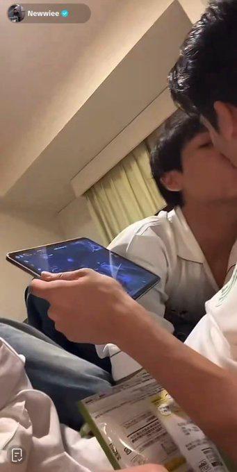 New把鏡頭一轉,竟然拍到Gun陶醉地啜緊Tay。