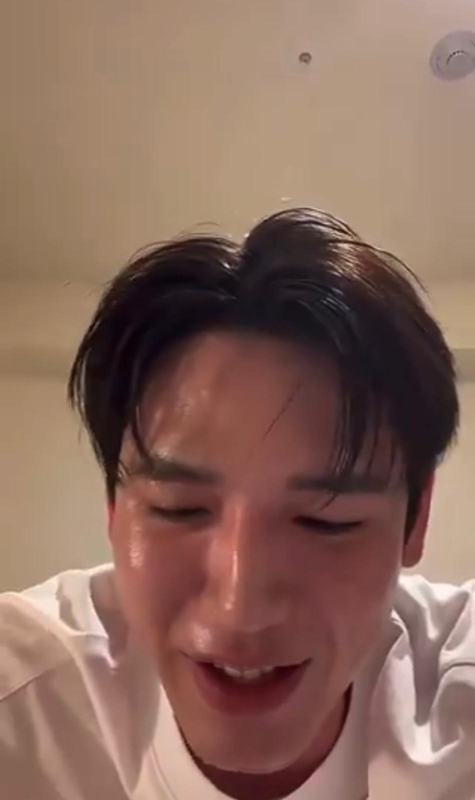 New把鏡頭一轉,竟然拍到Gun陶醉地啜緊Tay。