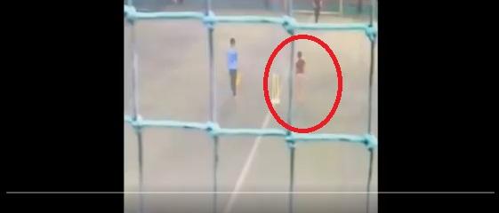 沙烏里亞與朋友打板球。(互聯網)