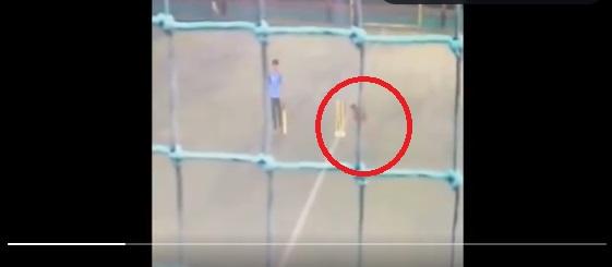 沙烏里亞被球擊中,痛得摀著下體。(互聯網)