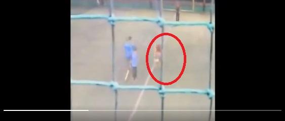 沙烏里亞被球擊中,痛得摀著下體,來回走動。(互聯網)