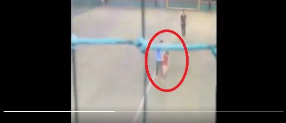 沙烏里亞下體被球擊中,痛得倒地,友人幫忙。(互聯網)