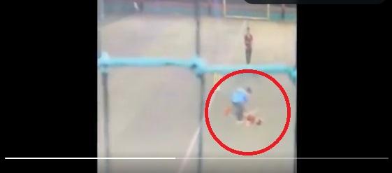 沙烏里亞倒地,友人幫忙。(互聯網)