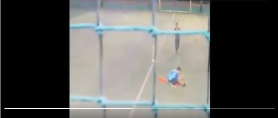 沙烏里亞倒地,友人幫忙。(互聯網)