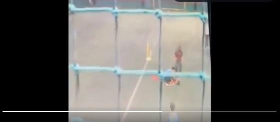 沙烏里亞倒地,友人幫忙。(互聯網)