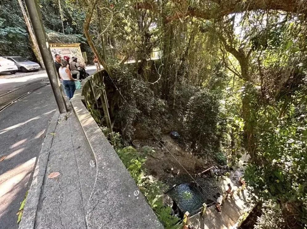 現場為約高50呎的山坡。(互聯網)