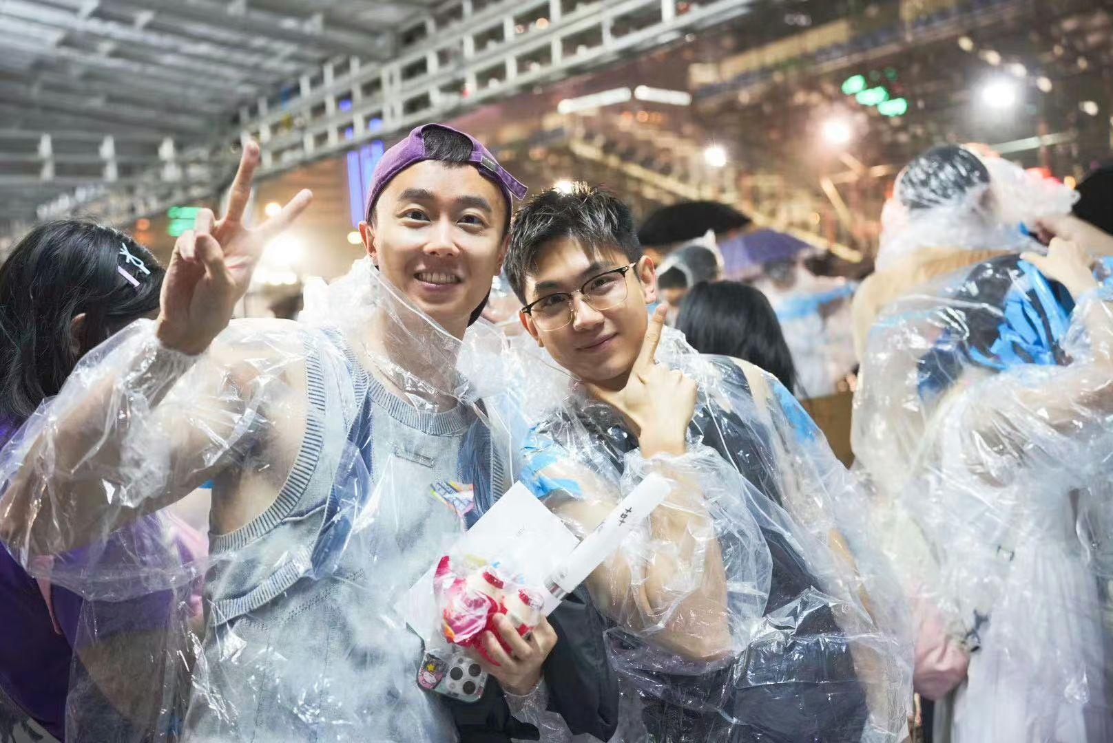 相信音樂決定今晚演唱會雨中舉行。