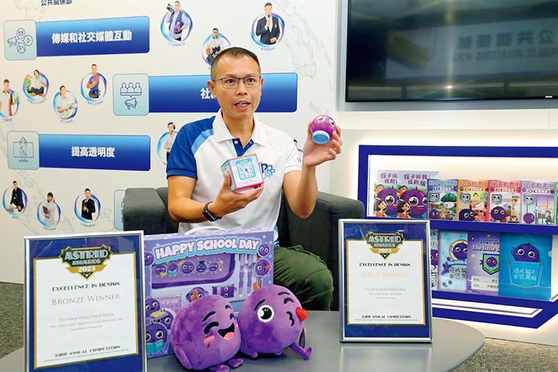 警長嘉輝為「提子」設計不同紀念品。(警聲)