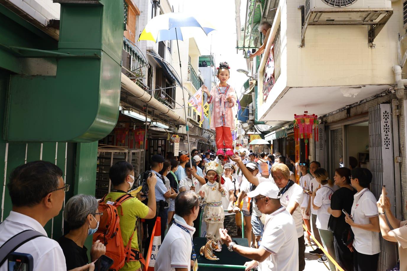 飄色會景巡遊正式開始。(林俊源攝)