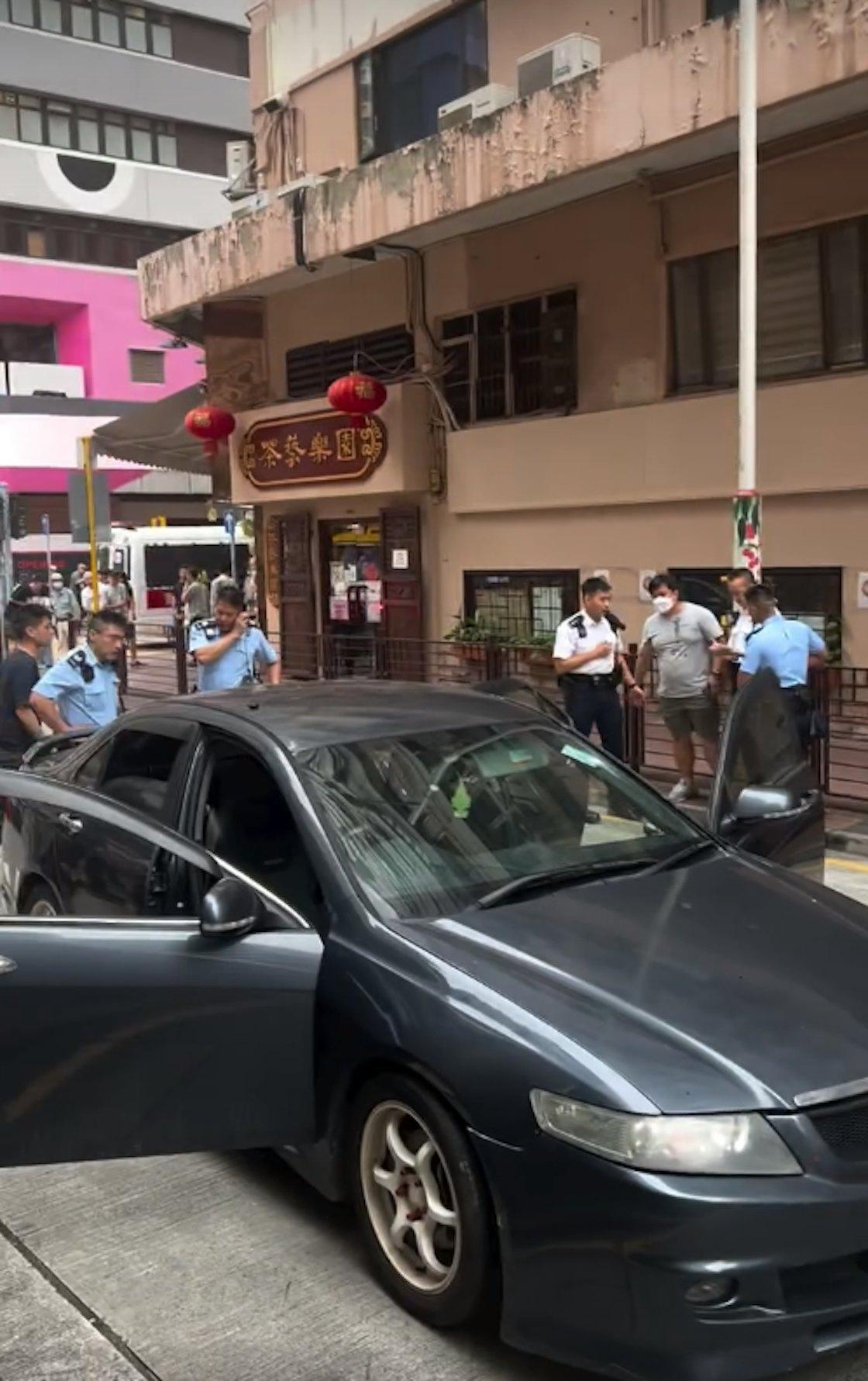 警方在荔枝角截疑掛假牌可疑車輛,制服5名男子。(網片截圖)