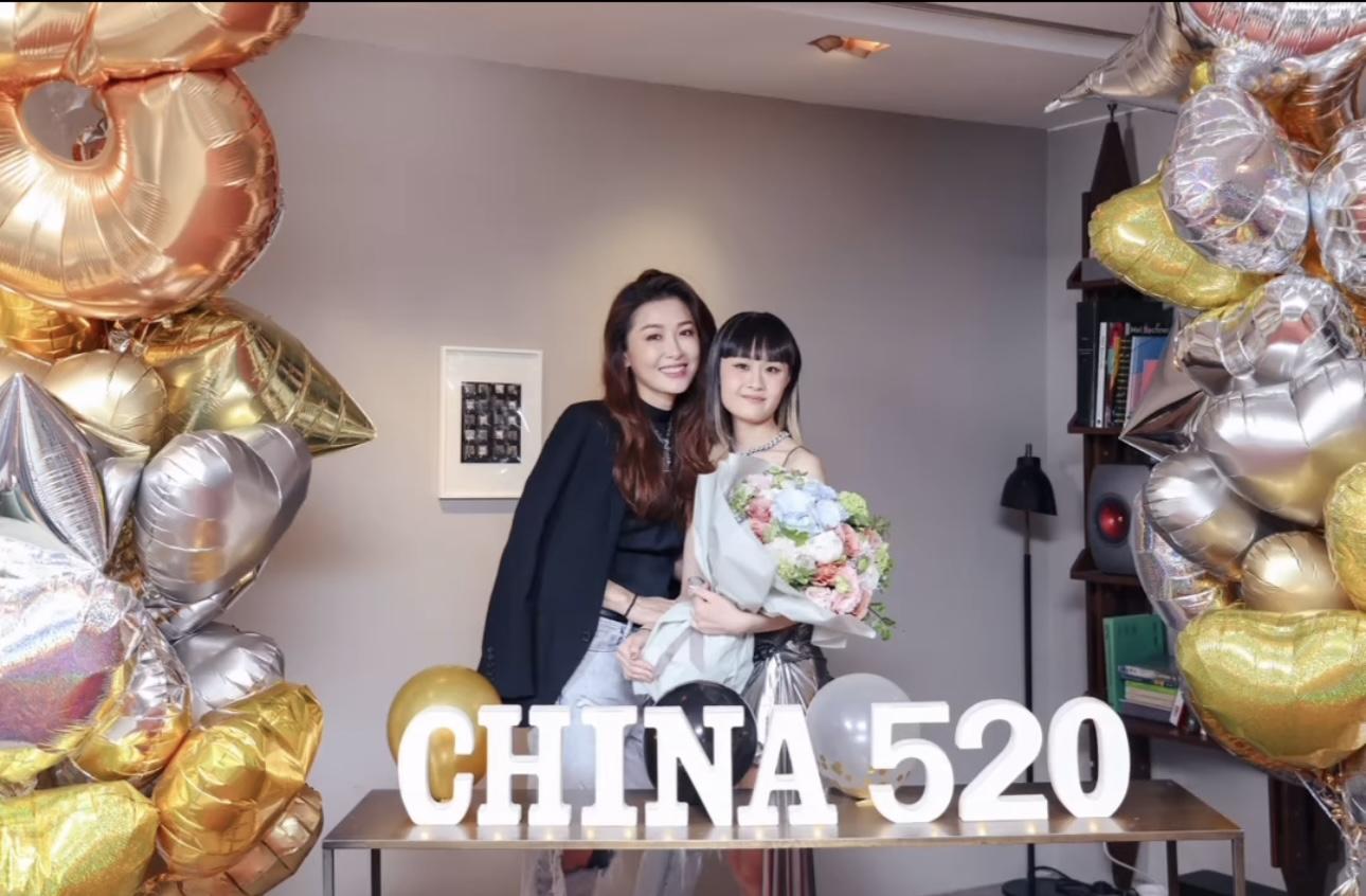 周勵淇與China 合照。