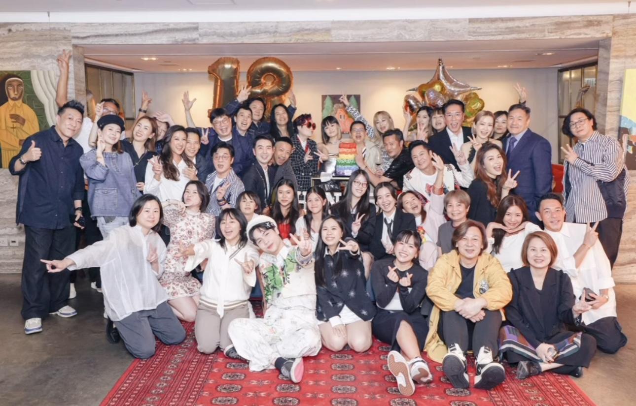 生日派對星光熠熠。