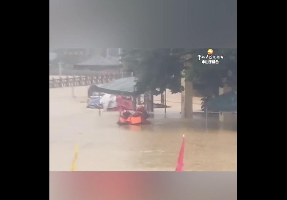 中山消防駕駛橡皮艇營救受洪水圍困居民。(互聯網)