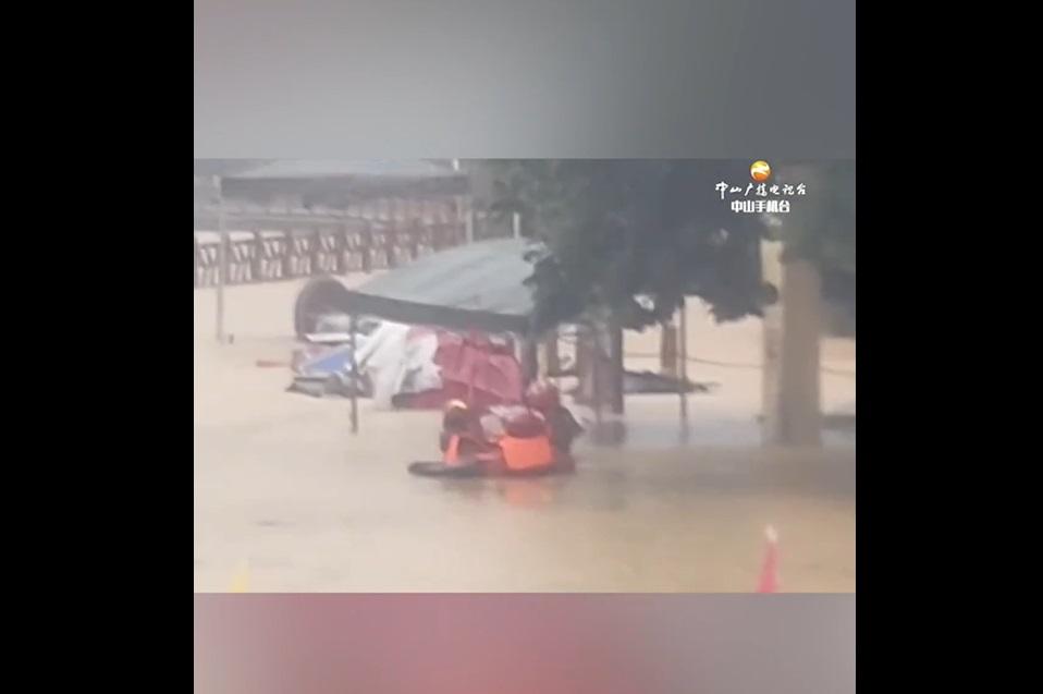 中山消防駕駛橡皮艇營救受洪水圍困居民。(互聯網)