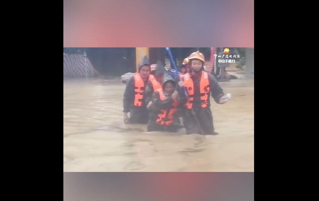 中山消防出動營救受洪水圍困居民。(互聯網)