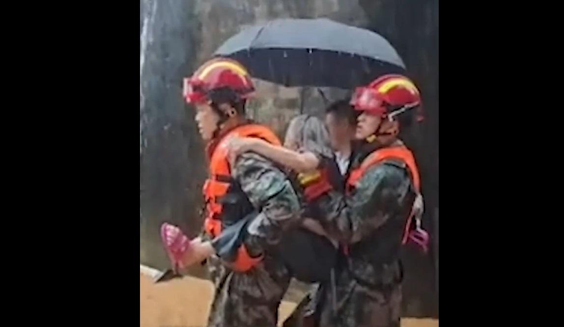 中山板芙消防出動營救被洪水圍困家裡的98歲老婦。(互聯網)
