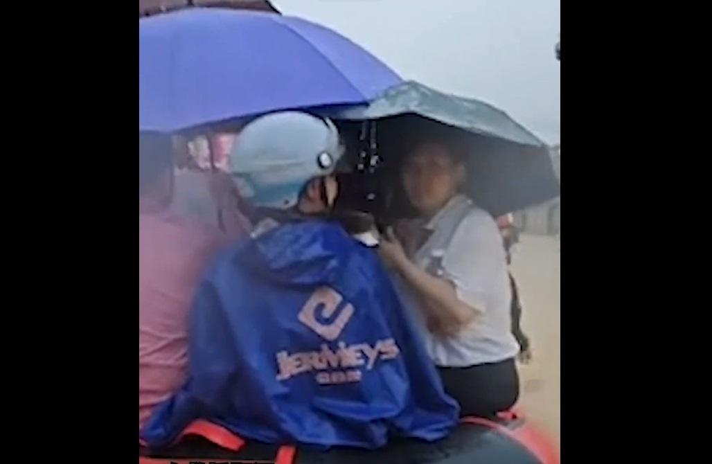 居民乘橡皮艇撤離。(互聯網)