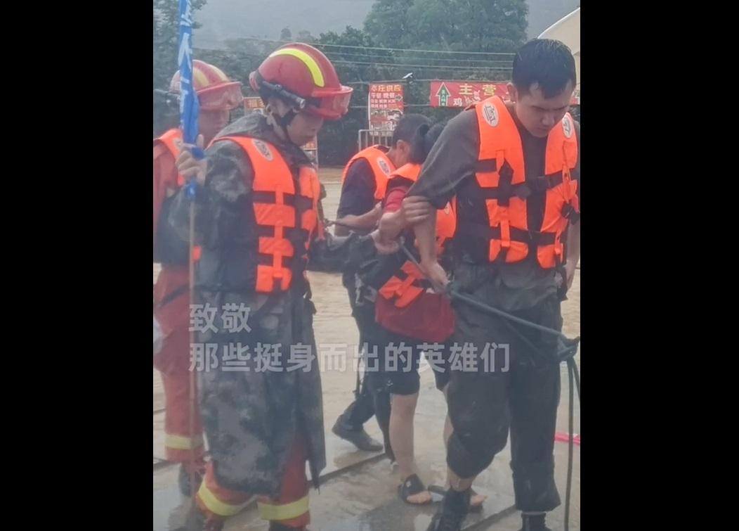 消防員協助居民撤離。(互聯網)