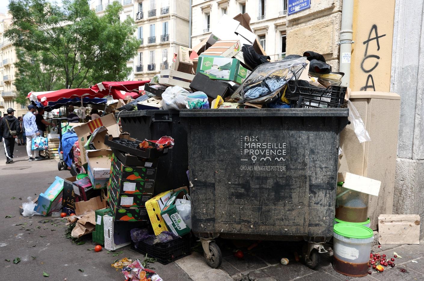 法國南部城市馬賽上周舉行奧運聖火傳遞活動前,清潔工人罷工,街上垃圾堆積。(路透社)
