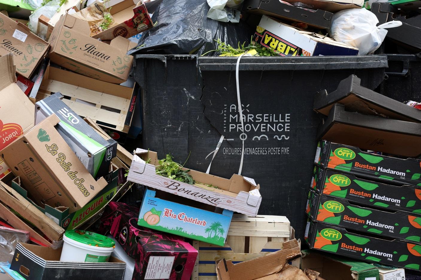 法國南部城市馬賽上周舉行奧運聖火傳遞活動前,清潔工人罷工,街上垃圾堆積。(路透社)