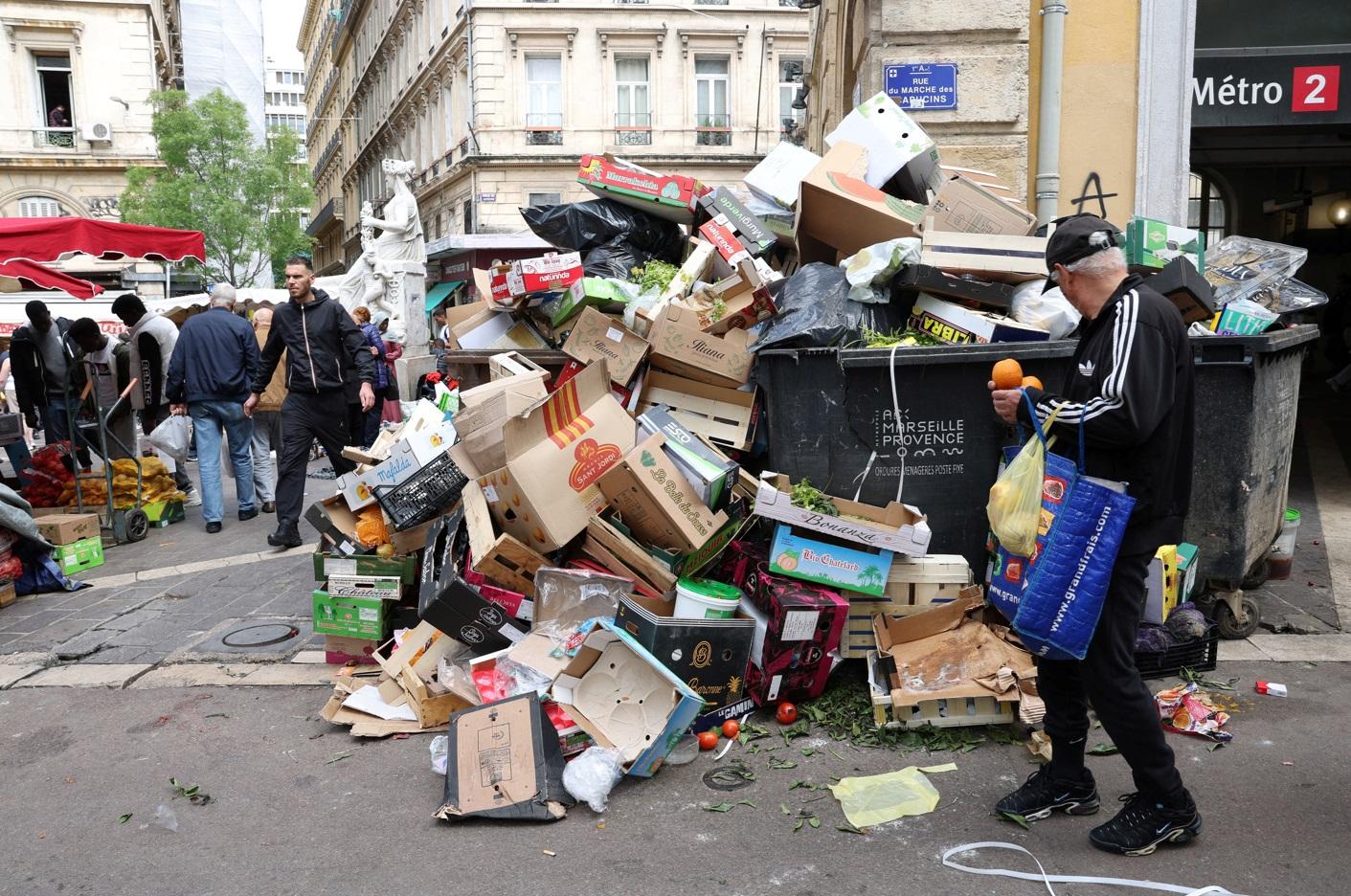 法國南部城市馬賽上周舉行奧運聖火傳遞活動前,清潔工人罷工,街上垃圾堆積。(路透社)