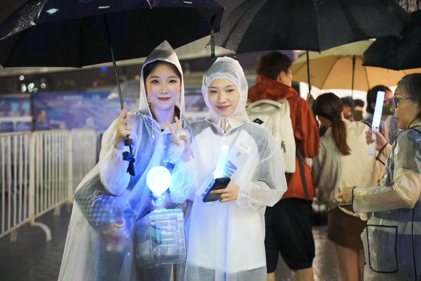 相信音樂決定今晚演唱會雨中舉行。