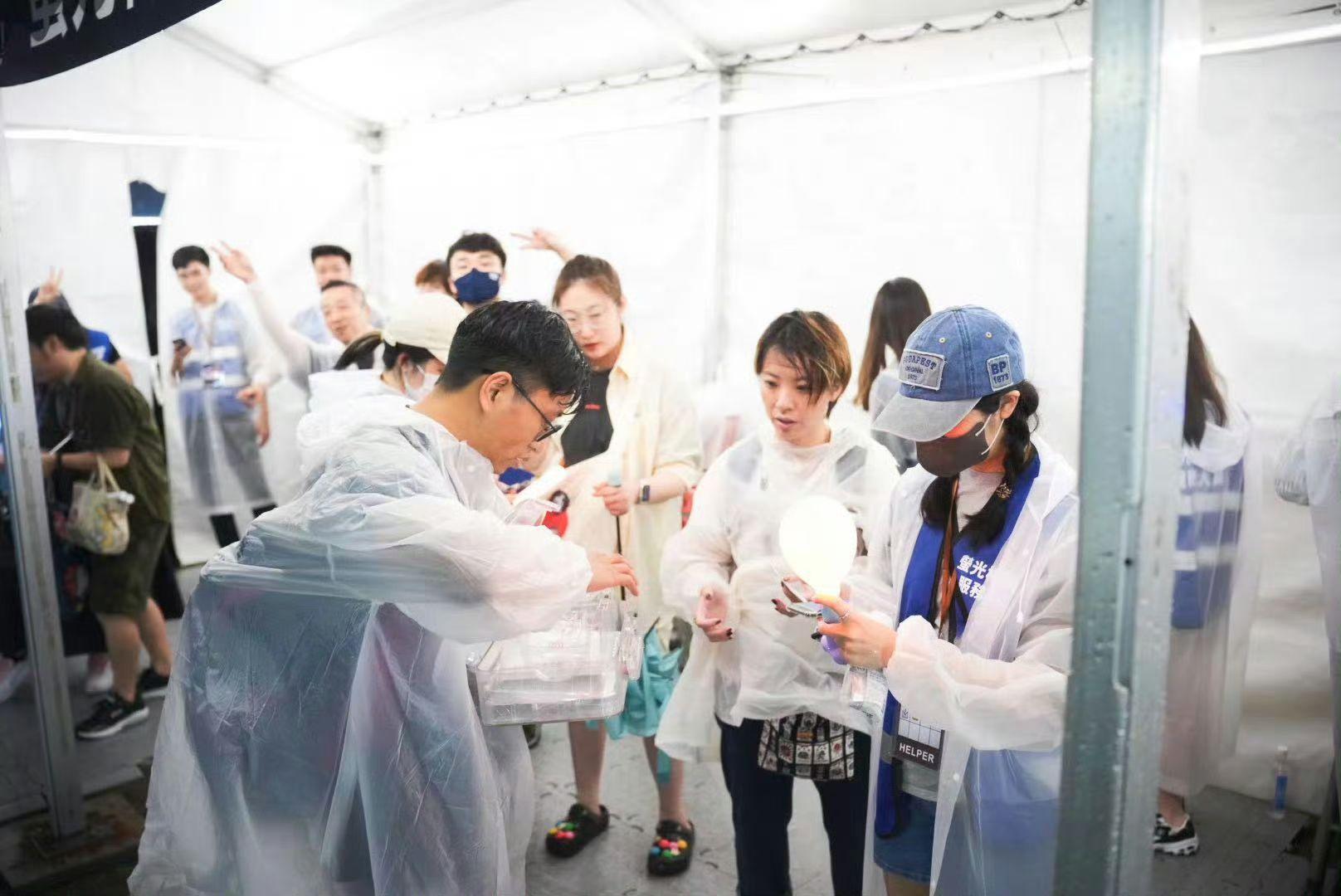 相信音樂決定今晚演唱會雨中舉行。