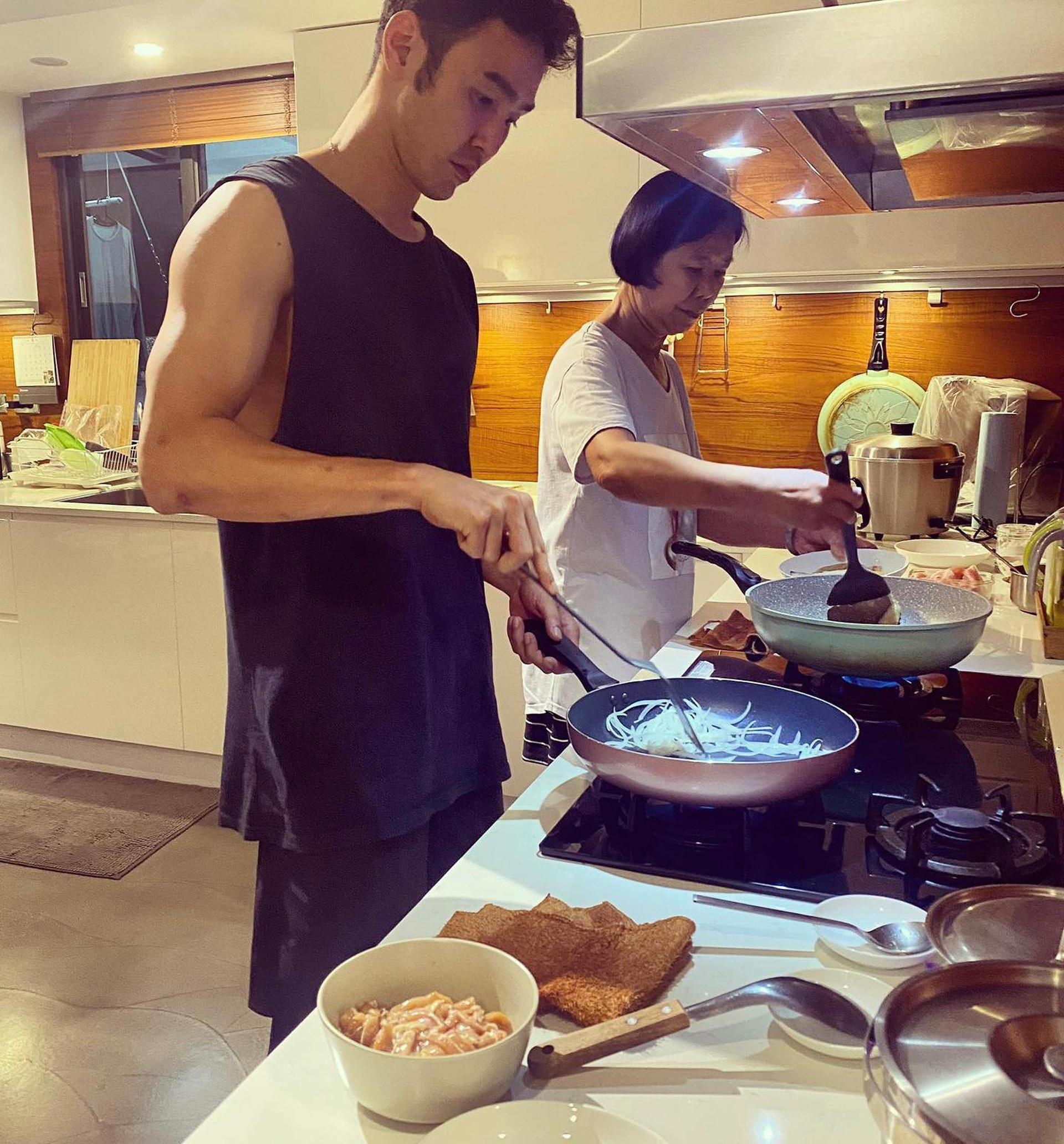 阮經天與母親感情深厚。