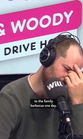 主持人聽得投入。(互聯網)