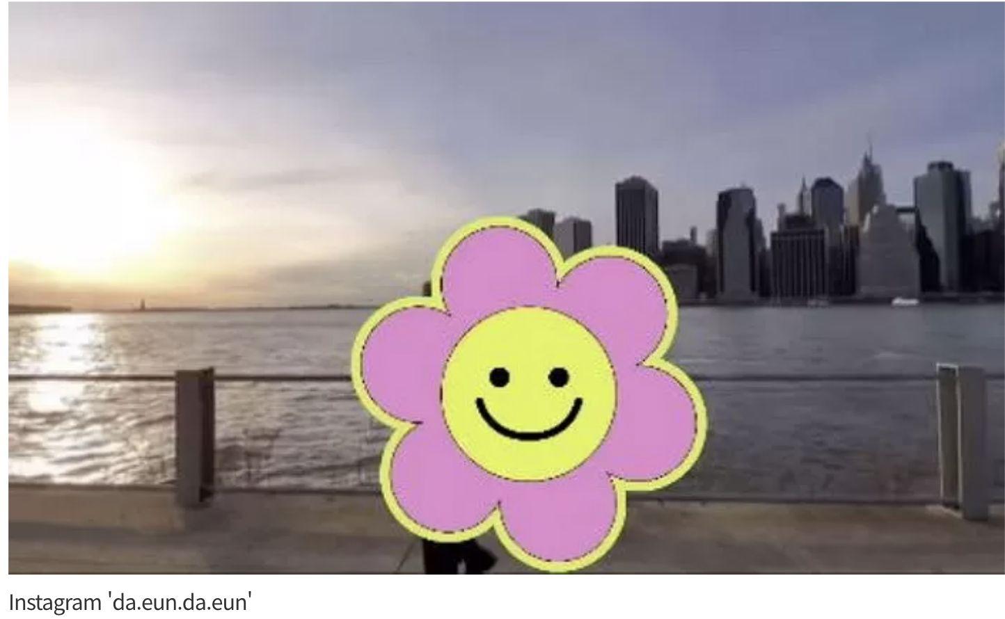 雖然用上花花圖案遮了男方,但粉絲從過往公開的BTS影片中認出片中男子就是Jimin。