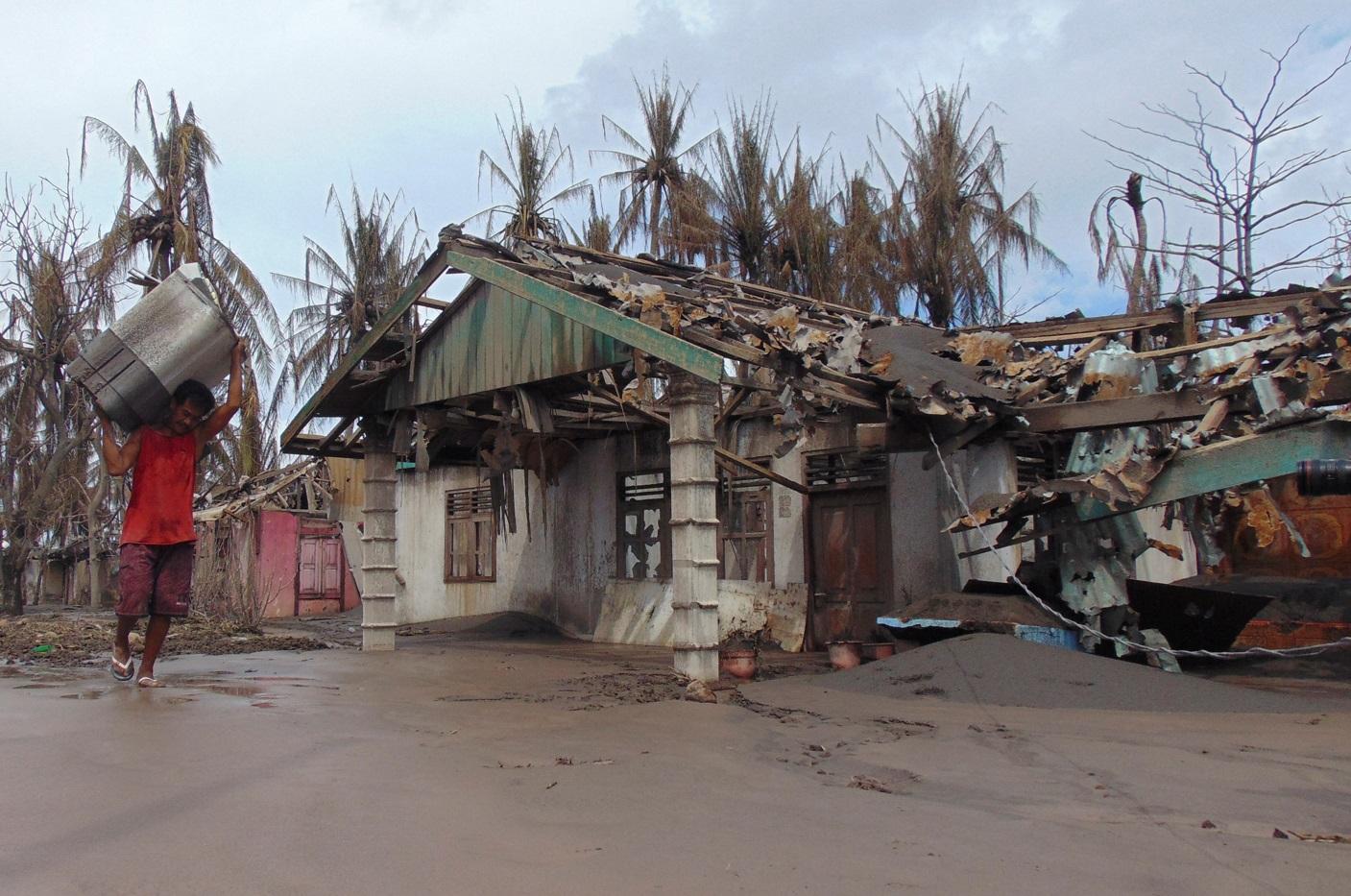 魯仰火山猛烈爆發,島上建築物損毀。(路透社)