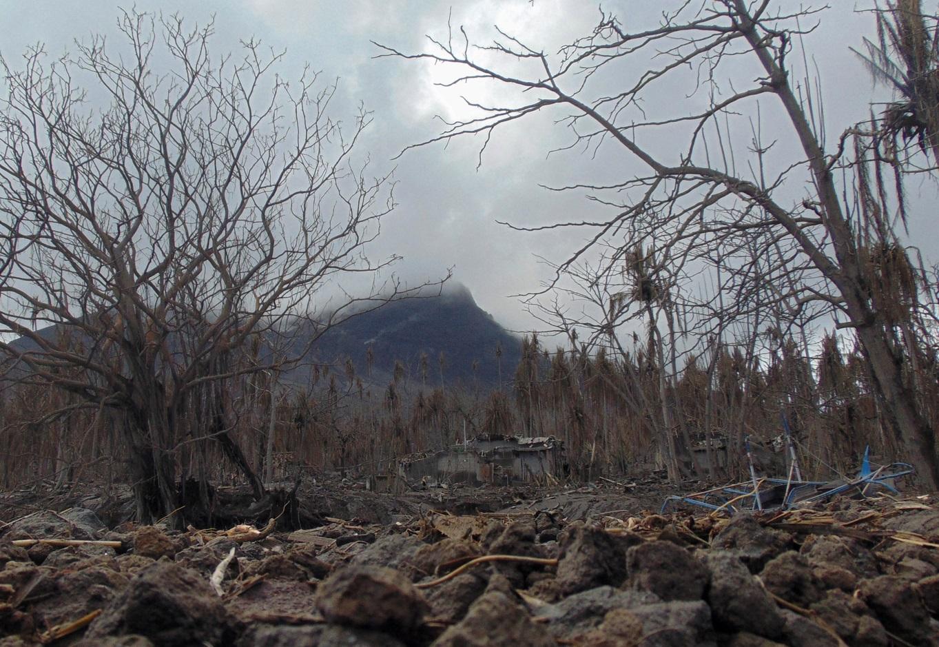 魯仰火山猛烈爆發,部分地方變成焦土。(路透社)