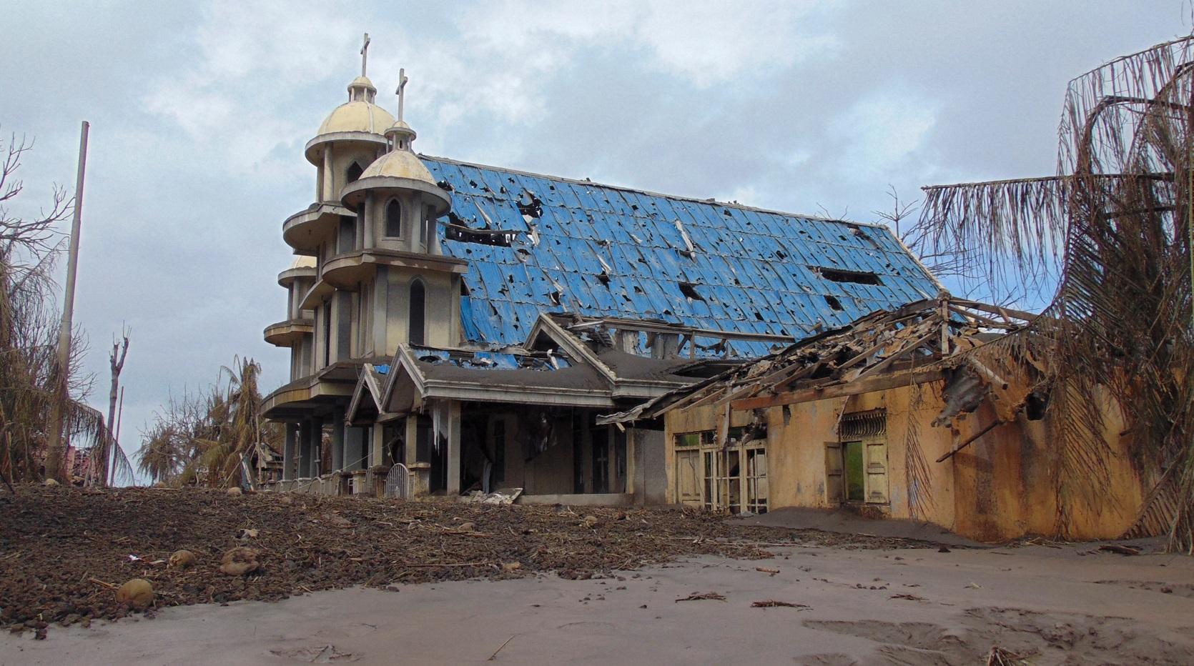 魯仰火山猛烈爆發,島上建築物損毀。(路透社)