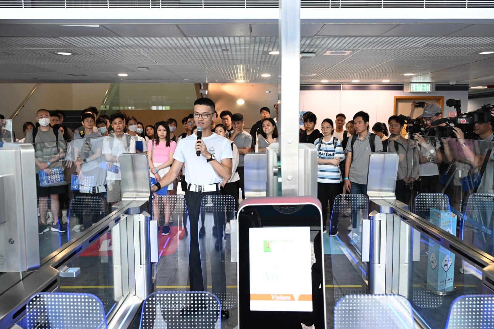 入境處招聘體驗日反應熱烈。(陳奕釗攝)