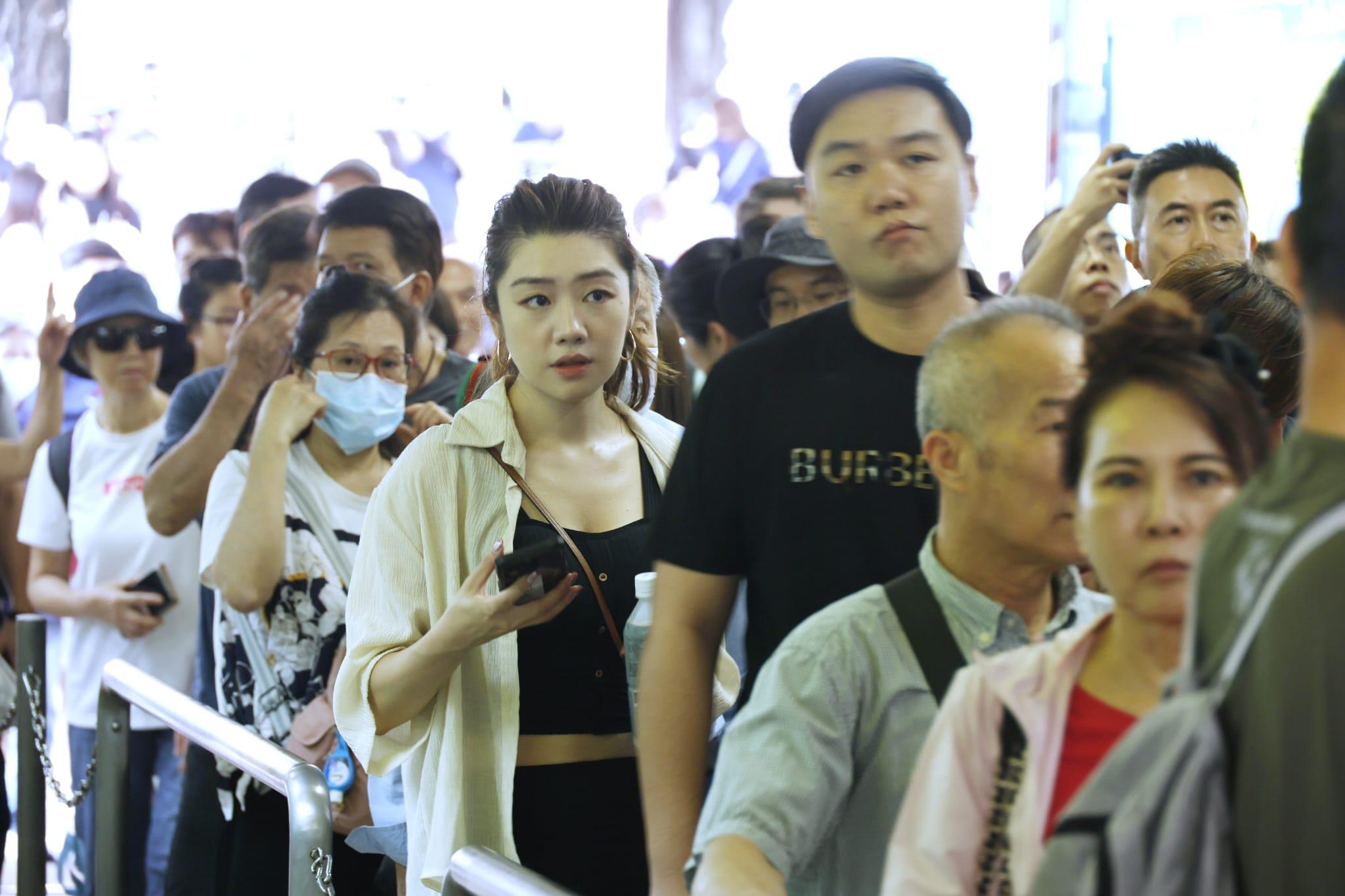 中環碼頭人頭湧湧。(林俊源攝)