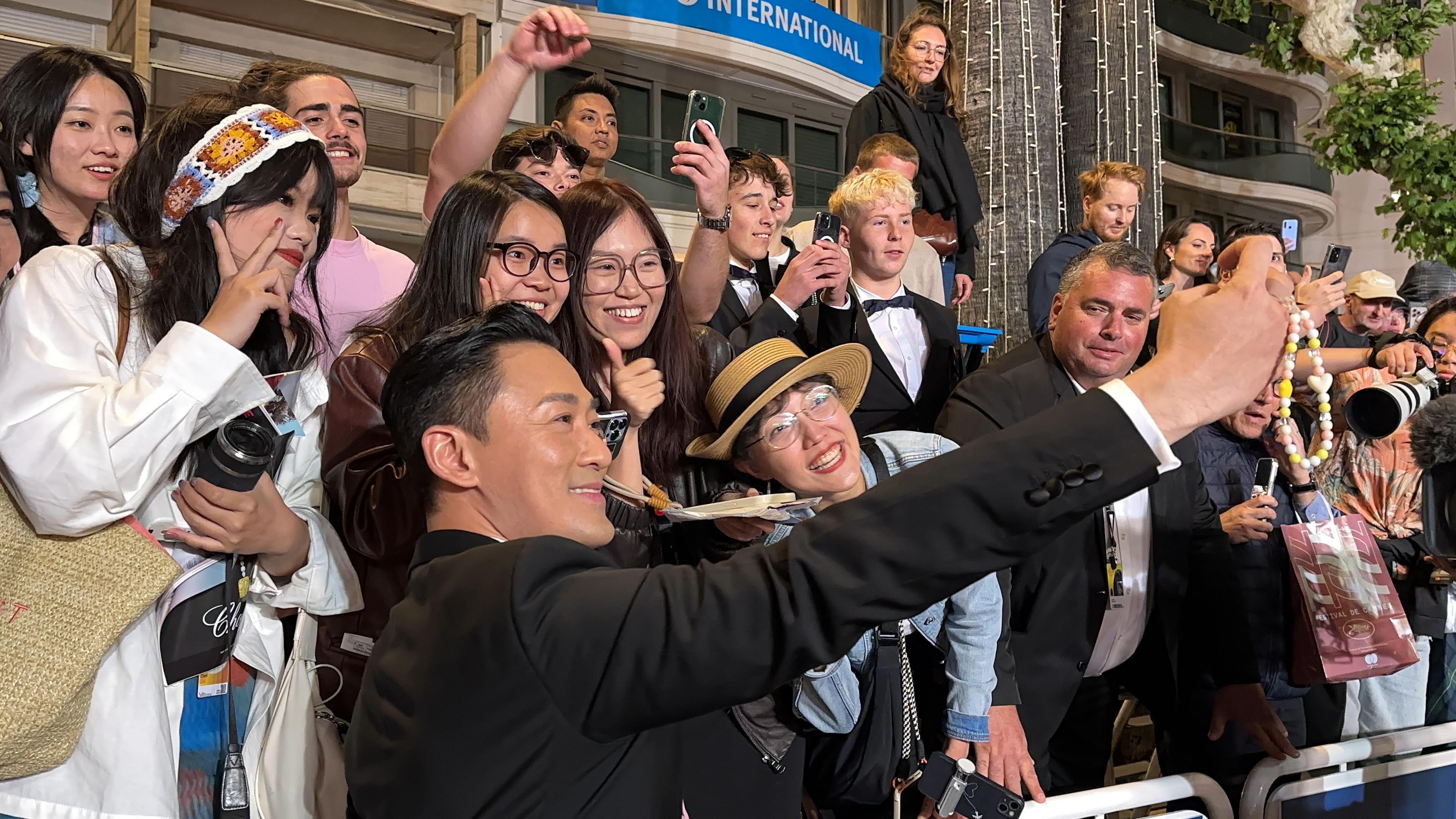 林峯現身康城影展,與影迷合照。