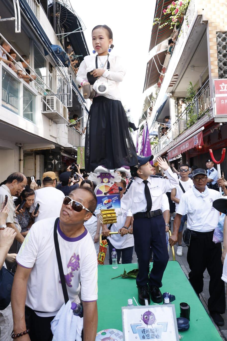 飄色會景巡遊。(林俊源攝)