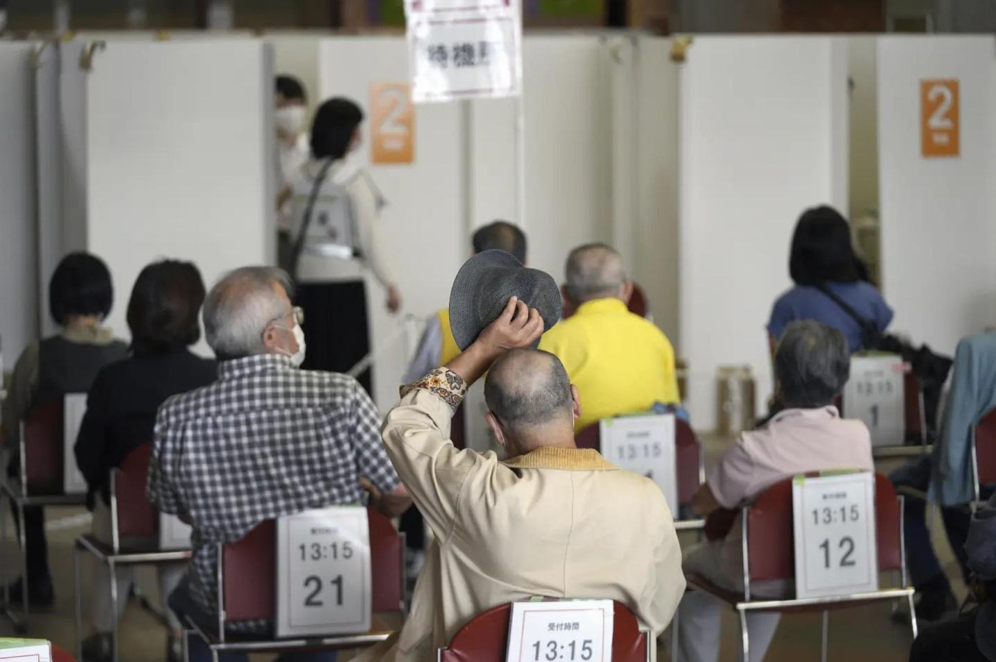日本人口老化問題持續。圖為日本長者於疫情期間等候接種疫苗。(資料圖片)