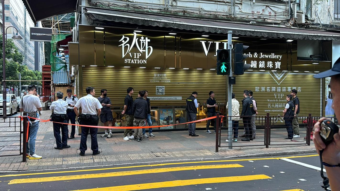 尖沙咀一間鐘錶珠寶店遭5名劫匪持械行劫,警方到場一網打盡。