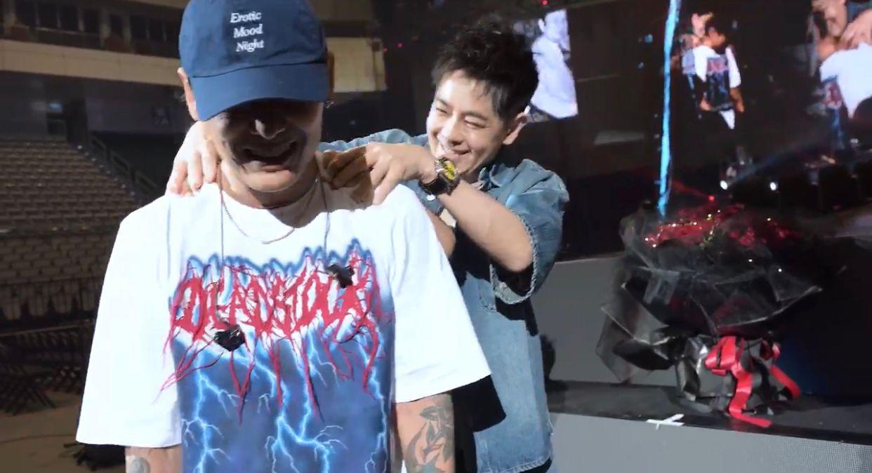 林志穎跟AJ一齊為Alex按摩。