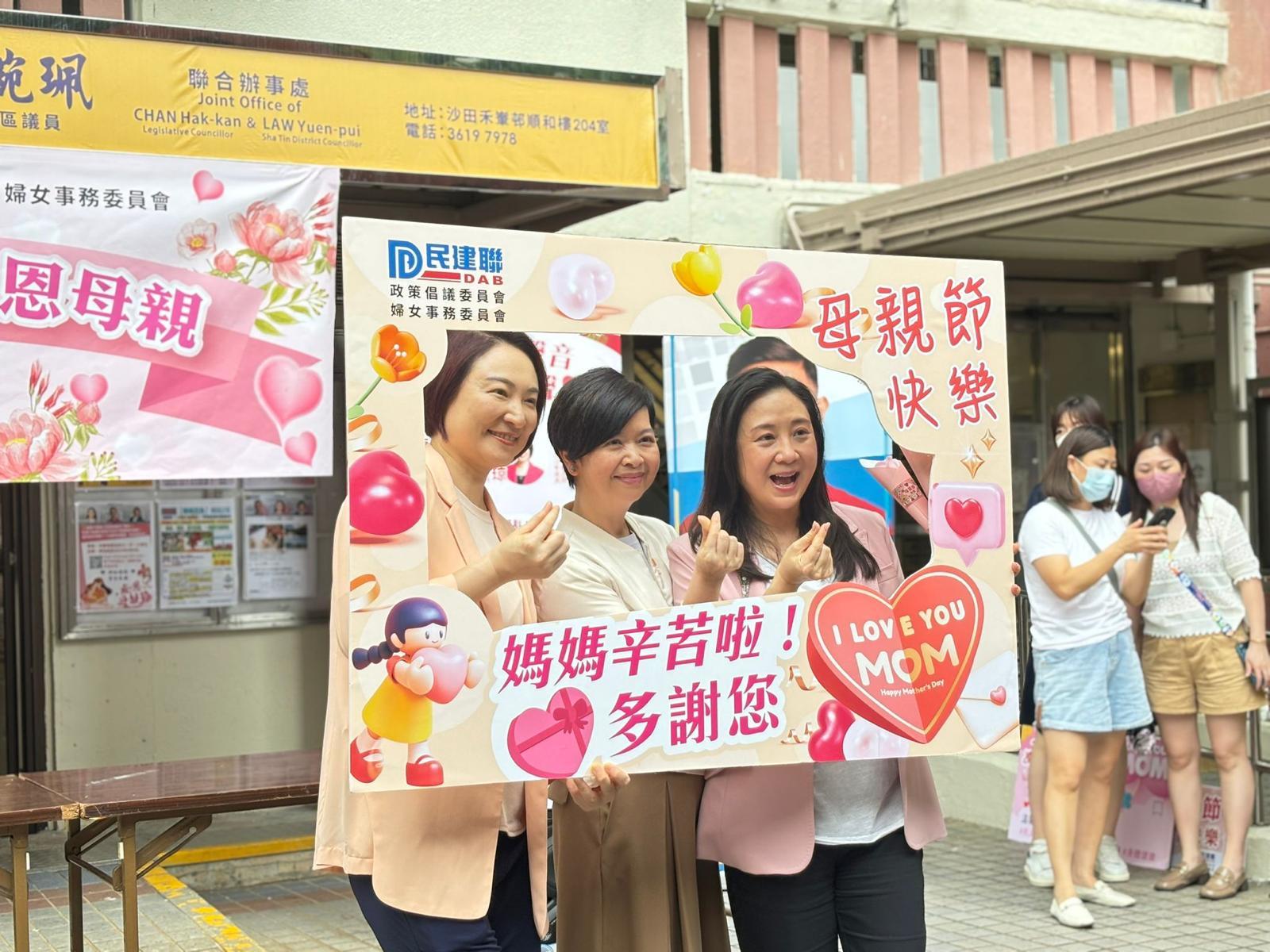 何永賢、李慧琼及葛珮帆到沙田為市民送祝福。(林嘉瑩攝)