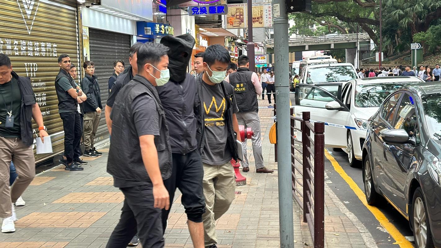 警方當場拘捕5名劫匪。