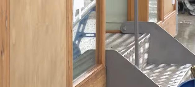 流動無人FamilyMart入口金屬階梯。(互聯網)