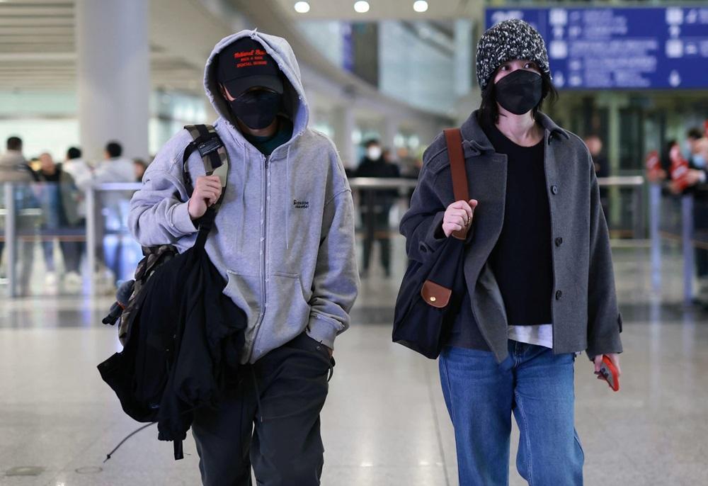 今年2月農曆年期間,王菲(右)被拍到與謝霆鋒往日本旅行後返回北京。(資料圖片)